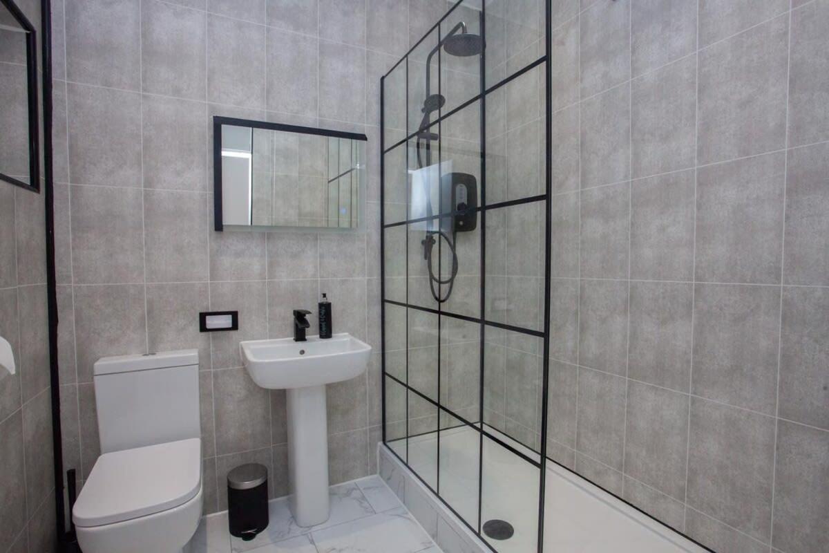 Newly Renovated City Apartment กลาสโกว์ ภายนอก รูปภาพ